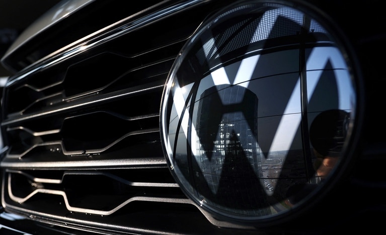 Schlägt Volkswagen Tesla im EV-Massenmarkt?