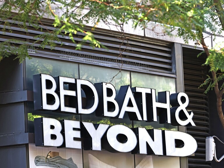 Should investors wait for Bed Bath and Beyond's share price to cool before buying?