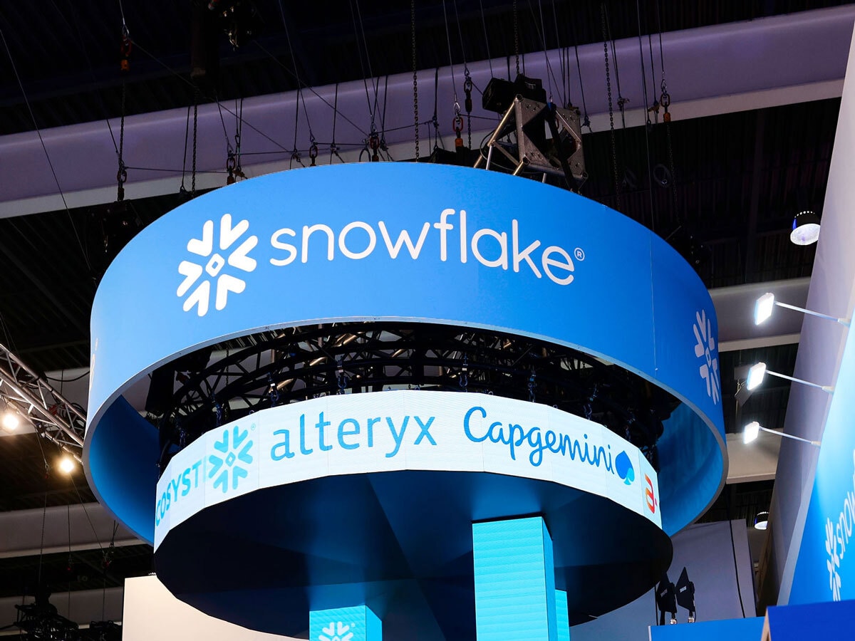 SNOW Stock: Is Decelerating Revenue Growth a Concern for Snowflake?