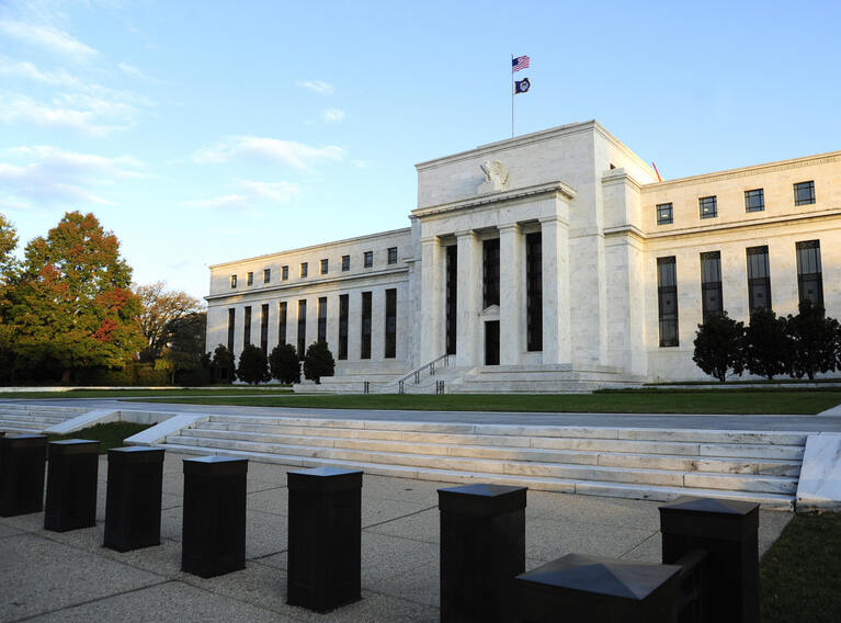 Fed schließt BTFP-Programm: Droht eine neue Bankenkrise?
