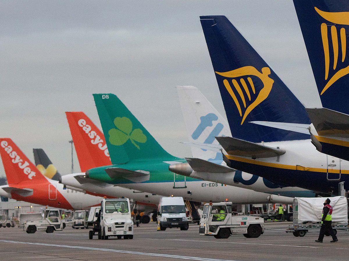 Airlines drag as FTSE100 underperforms