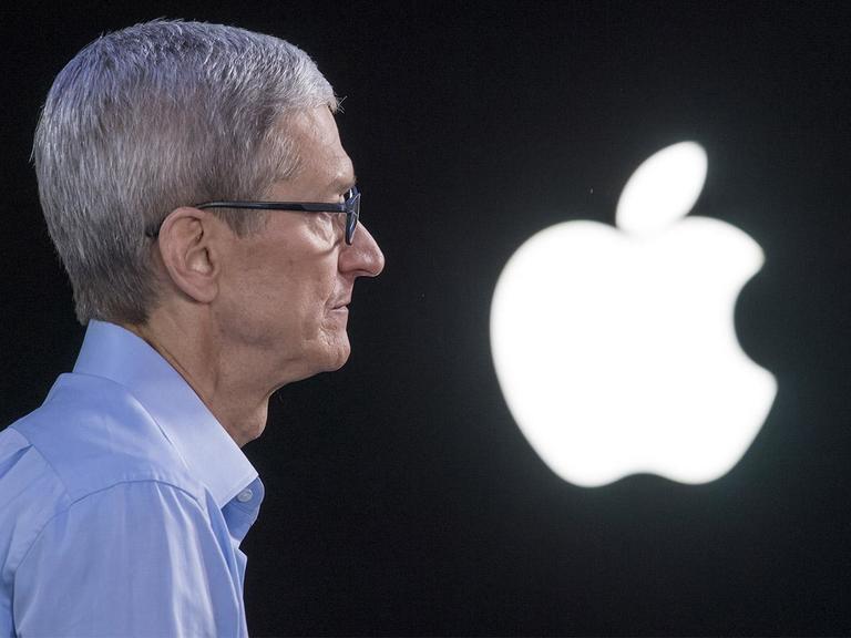 Selloff resumes on Wall Street amid Apple-led tech wreck, US dollar down