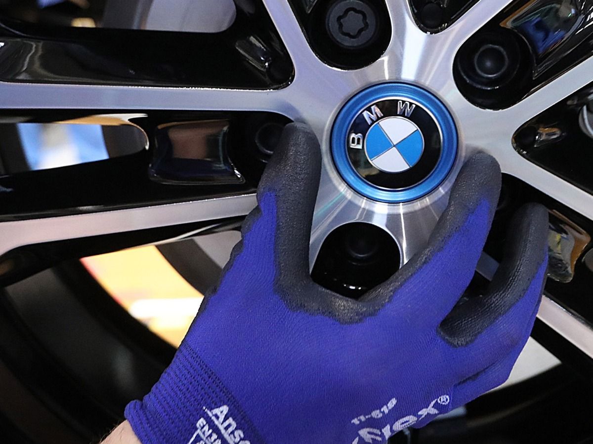 Le quotazioni di BMW, VW e Daimler divergono, mentre la domanda di auto rallenta