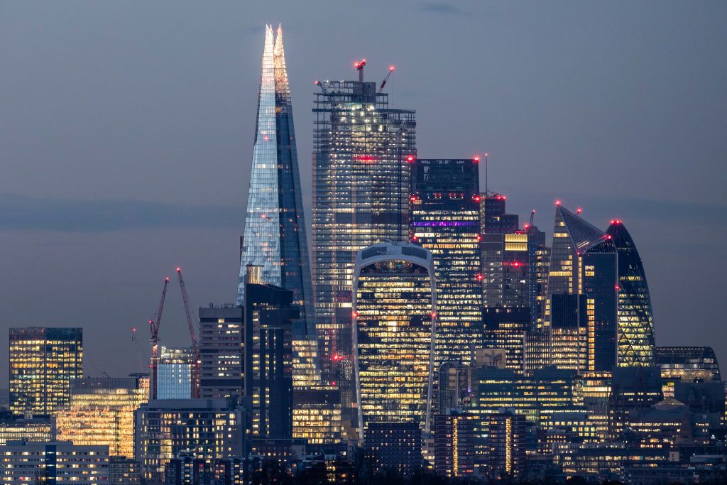 FTSE100 closing in on 7,000