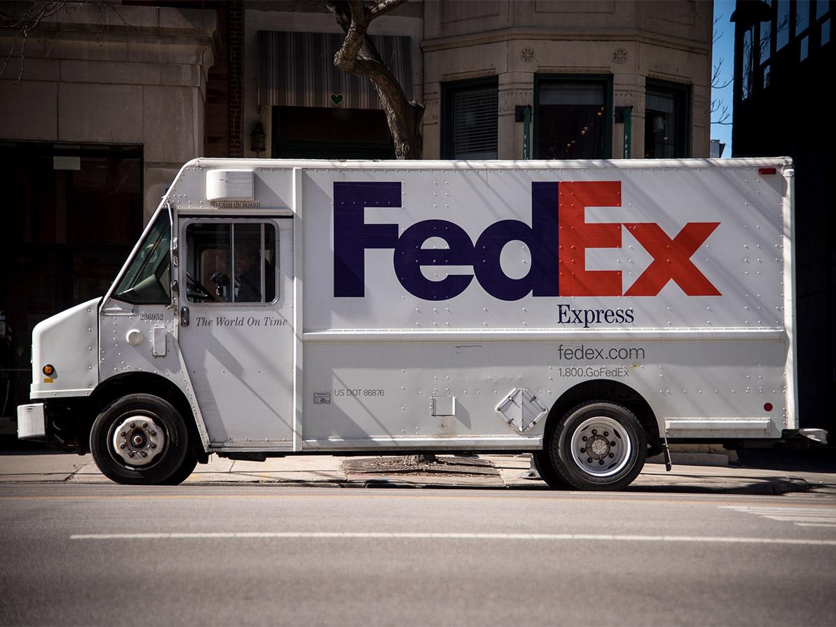 Will strong earnings help reverse a falling FedEx share price?