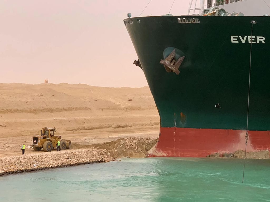 Suez tanker still stuck in the bank
