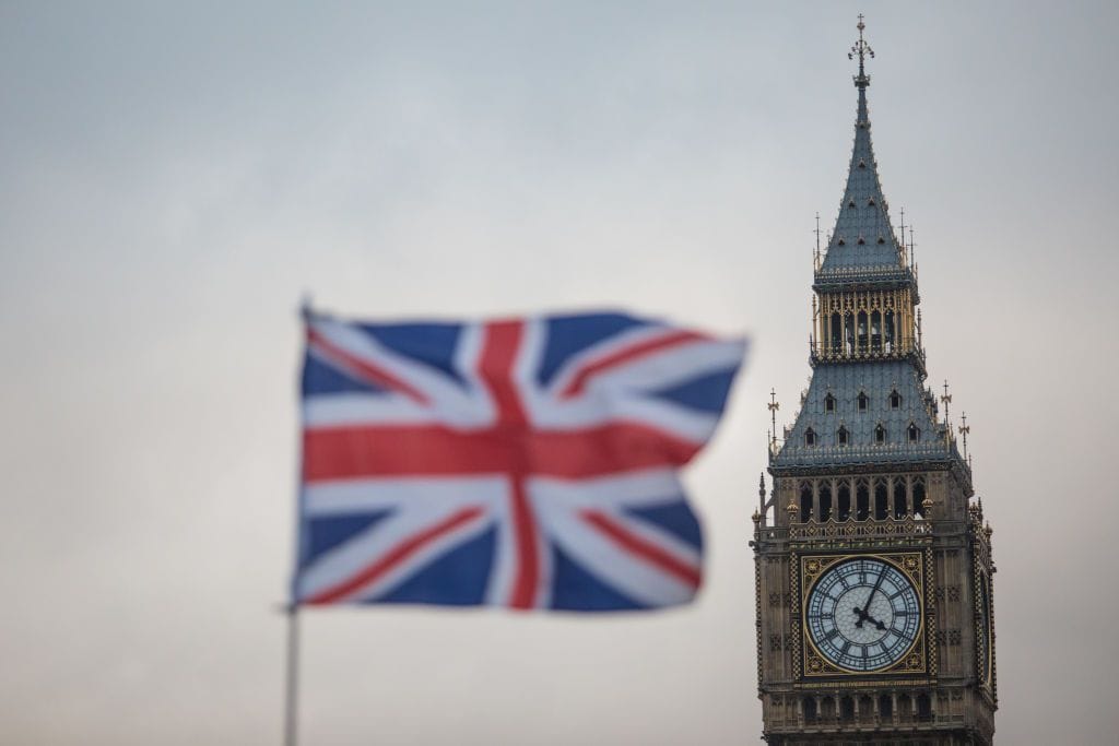 La libra toca mínimos de 33 años mientras el parlamento inglés se fragmenta
