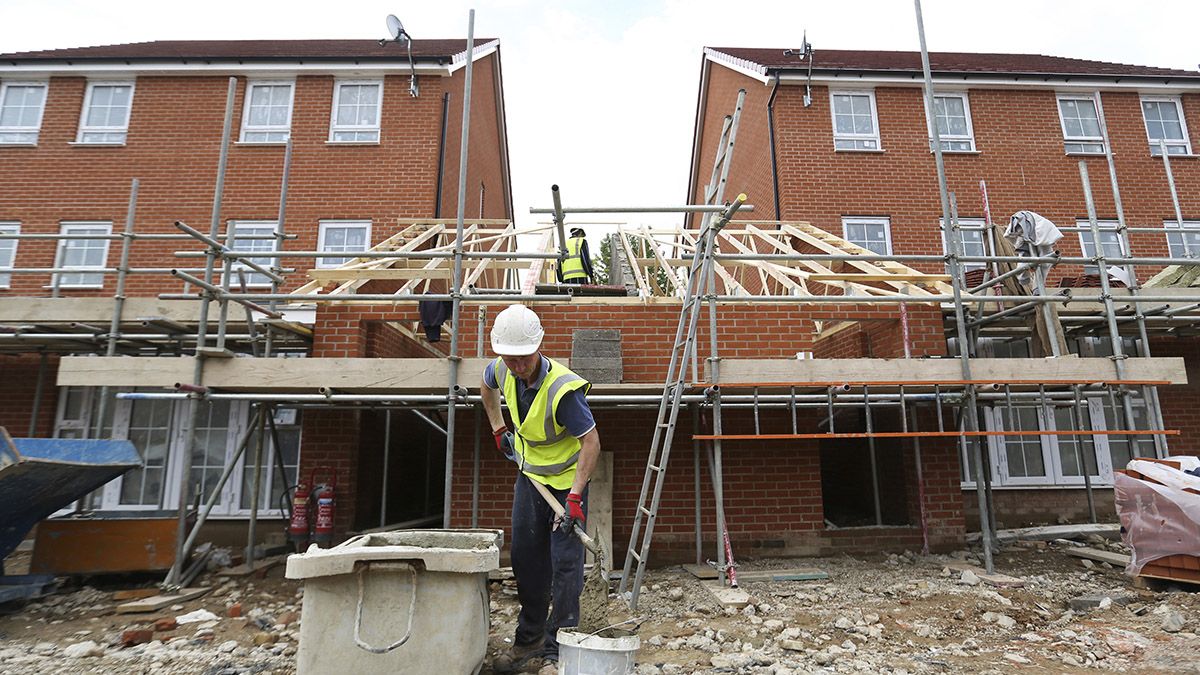 Persimmon share price: a worker on a housing construction site
