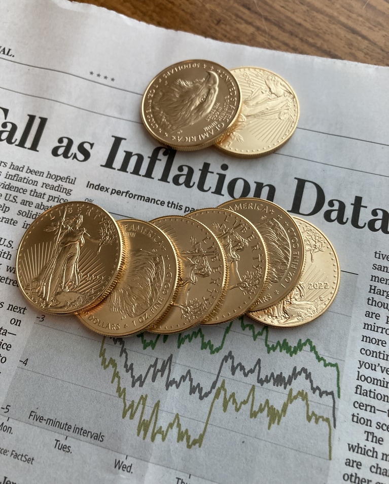 Si la inflación en EEUU no baja: la Fed podría subir tipos pese al aumento de riesgo sistémico. Posible impacto en bolsas