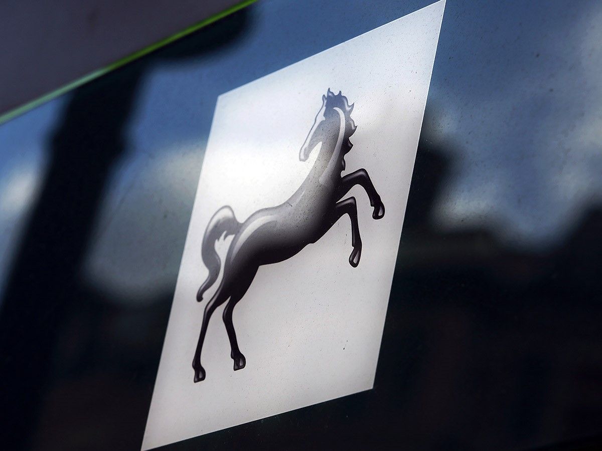 Is Lloyds’ share price one of the best income plays in the FTSE 100?