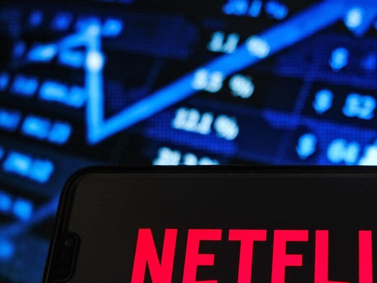Netflix storms up the hill in Q4, Hastings steps down as co-CEO