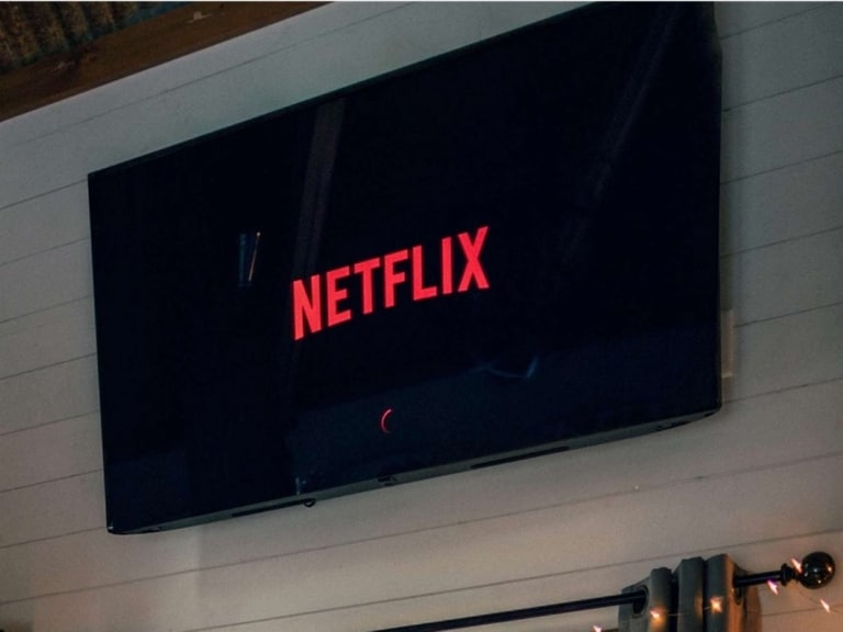 Should Netflix buy Roku amid worrying subscriber figures in Q1?