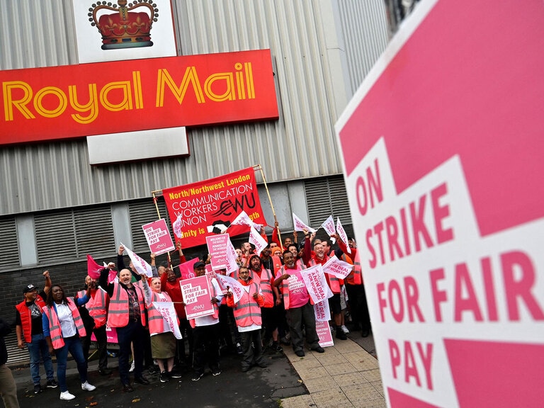 Royal Mail posts £1bn loss
