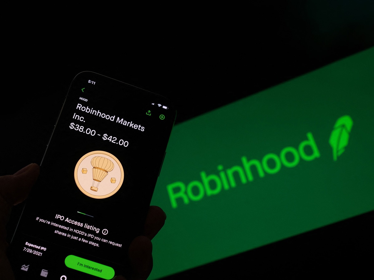 Robinhood share price: the Robinhood app and market price shown on a mobile device