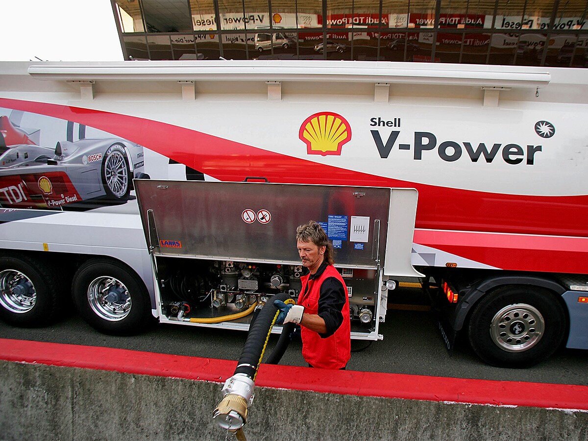 Shell share price: A worker refills a Shell petrol tanker.