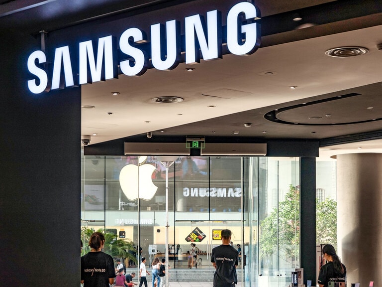 Samsung Takes Smartphone Crown