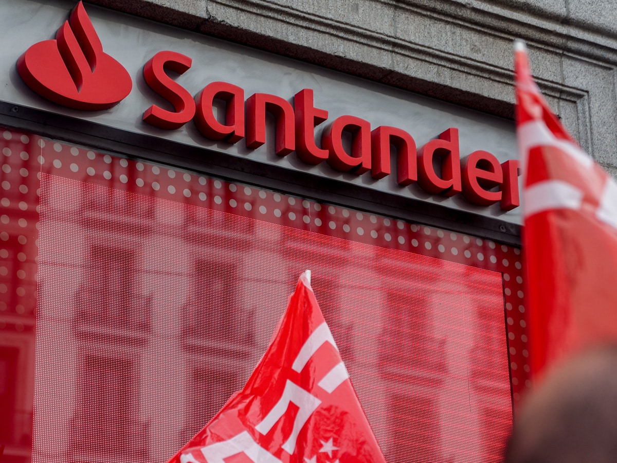 Santander plans to return half of profits to shareholders