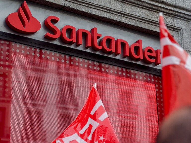 Santander raises pay-out policy to 50%