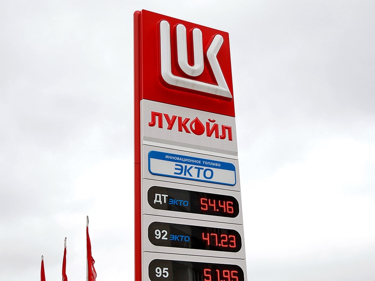 How did the Shell share price react to selling Lukoil stake?