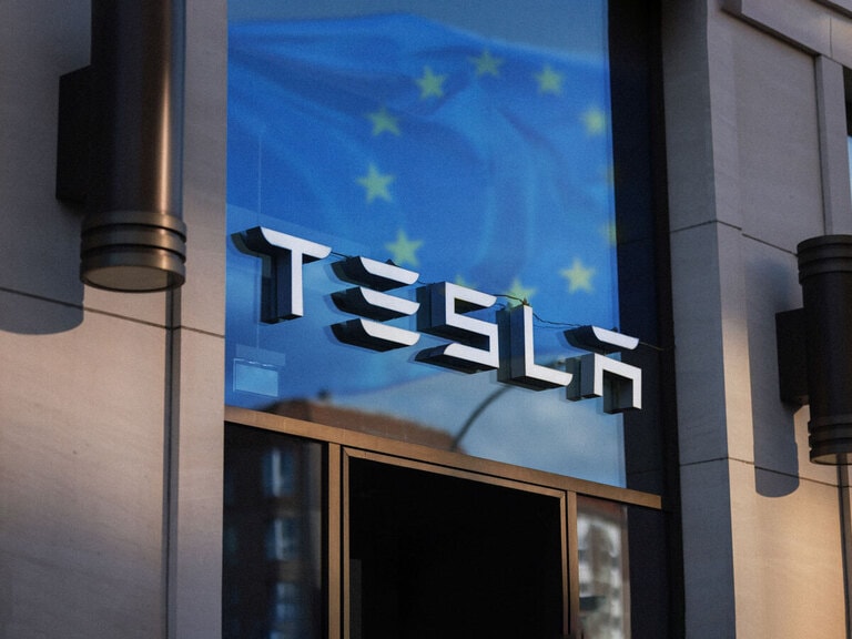 Tesla Drops on EU Sales Collapse