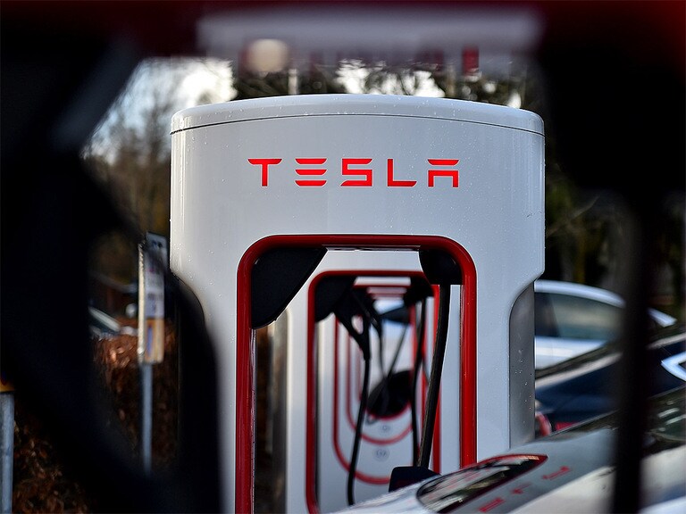 Will Q4 earnings rev up the Tesla share price?