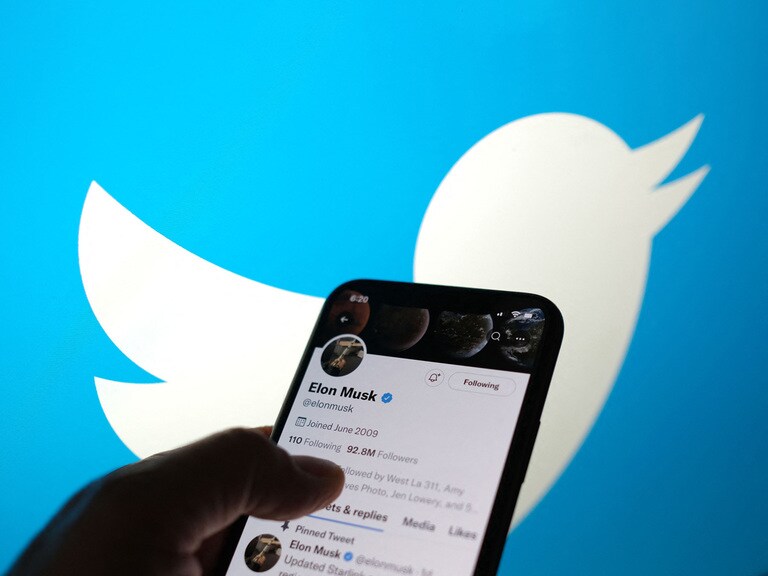 Musk loses $1.1bn as Twitter share price falls