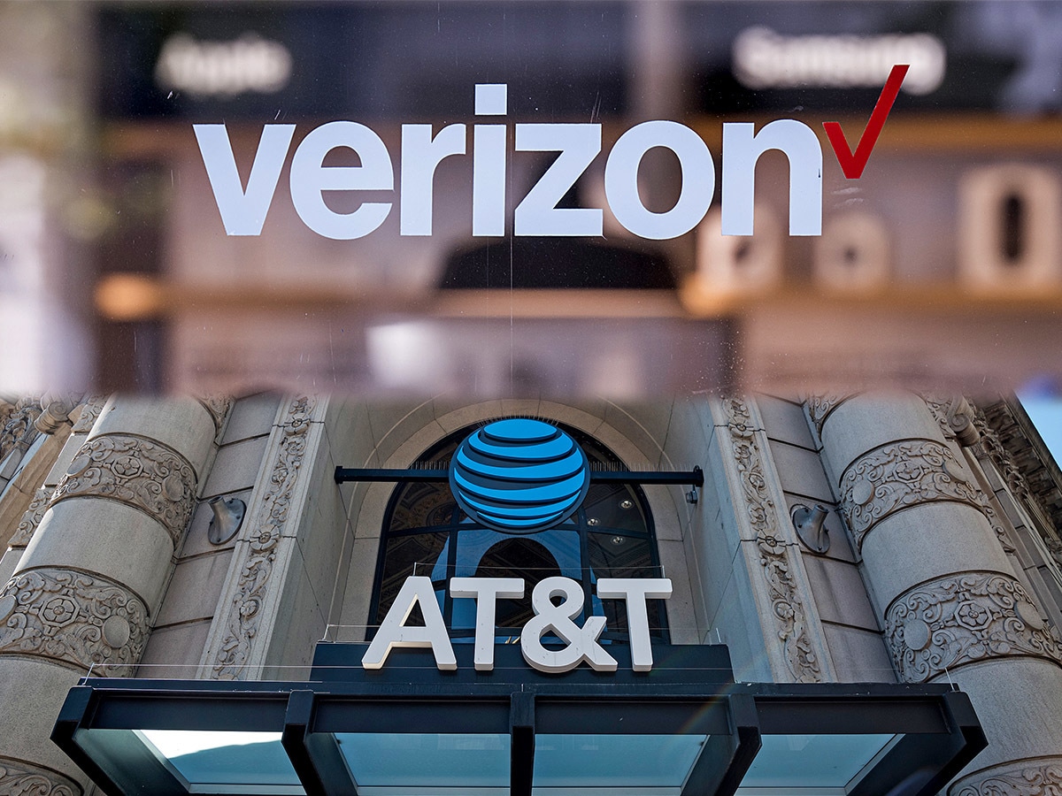 AT&T and Verizon battle it out for market lead