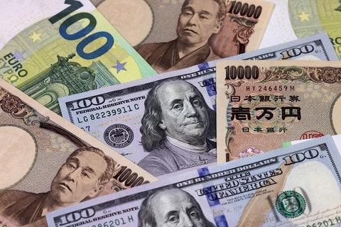 The euro is following a medium-term bearish path, while the yen’s strong recent rally could lead into a lengthy sideways move, say Trading on the Mark.