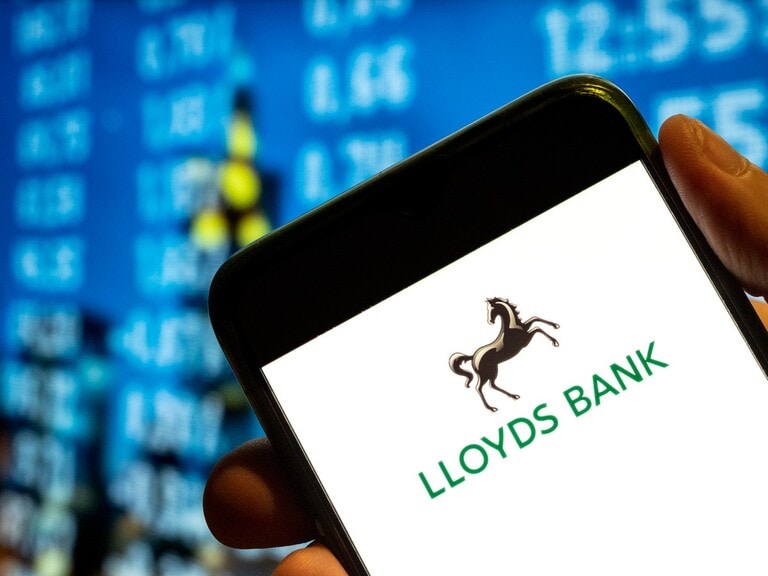 Is the Lloyds share price a buy or a sell as recession fears mount?