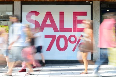 US retail profit warnings raise recession concerns