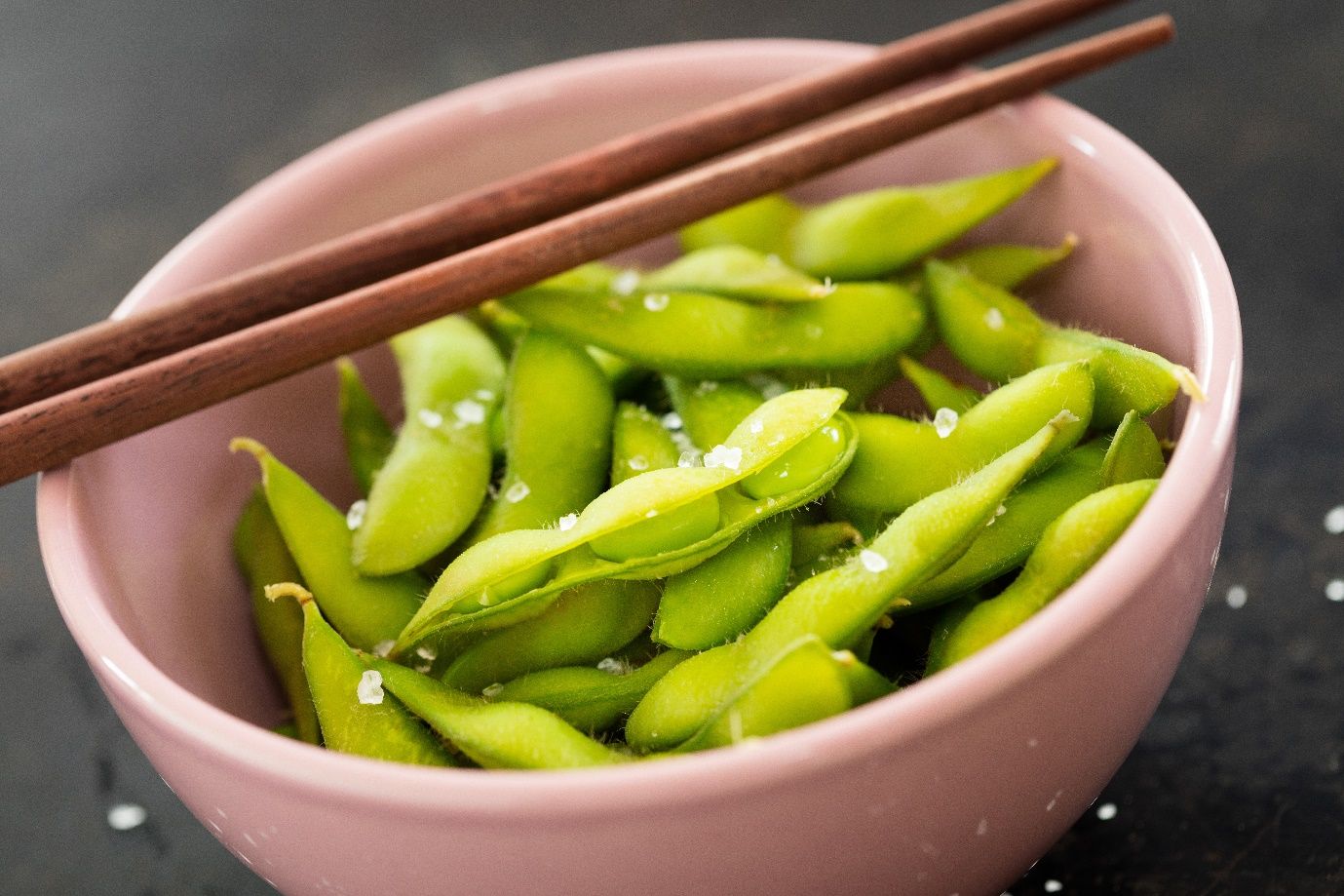 Image shows a bowl of immature soybeans, known as 'edamame' in Japanese.
