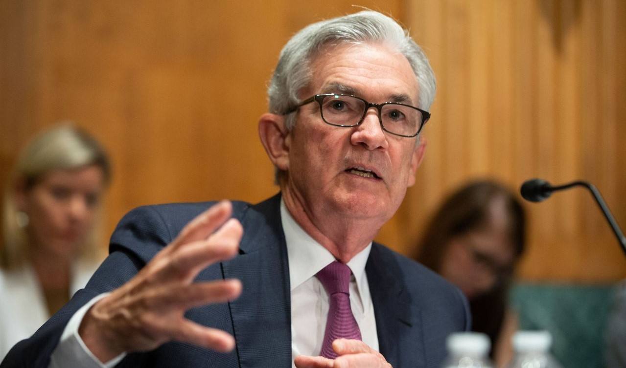 Image shows US Federal Reserve chair Jay Powell speaking at an event.